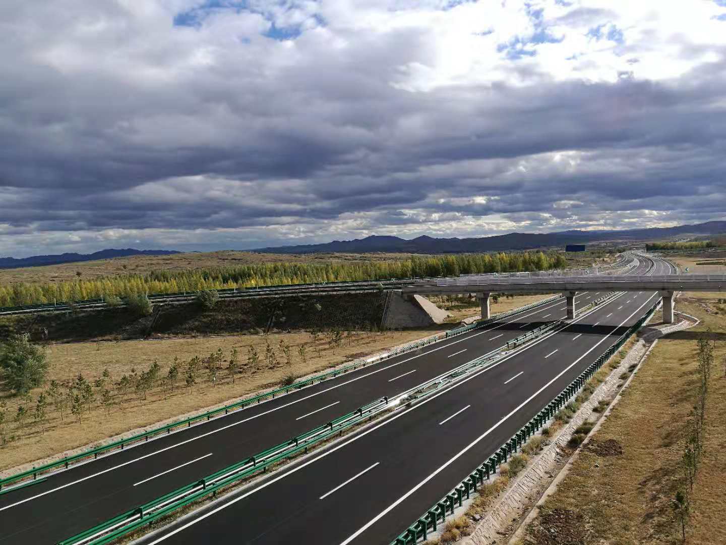 6.内蒙古丹东至锡林浩特国家高速公路（大板至经棚段）.jpg